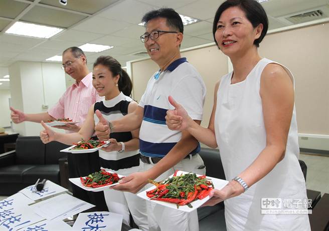 臺北多名國民黨議員公開"挺柱" 拿小辣椒炒空心菜。（中時電子報圖）