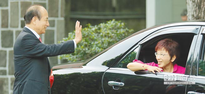 　換人坐“轎”。“立法院長”王金平（左）在官邸與洪秀柱（右）會面後，送她坐車離開