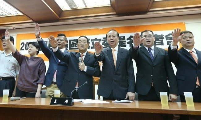 親民黨主席宋楚瑜（左四）與秘書長秦金生（右三）宣佈2016年親民黨區域“立委”提名情況