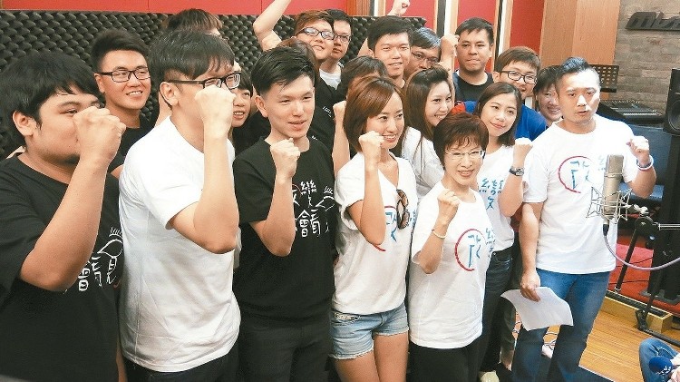 國民黨準2016參選人洪秀柱（前排右二）的志工蝸牛團，打造“臺灣秀”tumblr網頁　