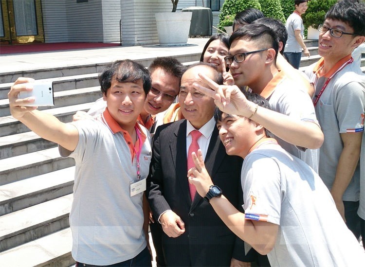 “立法院長”王金平昨天與青年合影，跟學生玩自拍。 （聯合新聞網圖）