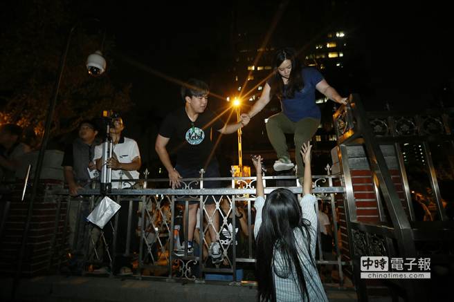 “反課綱”抗議學生攀爬圍墻衝撞臺灣立法機構
