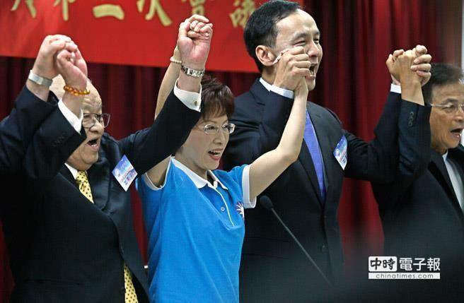 圖為7月20日國民黨舉行中評會，朱立倫（右二）在會中高舉2016參選人洪秀柱（左二）的手，為她加油打氣。（中時報係資料照 張鎧乙攝）