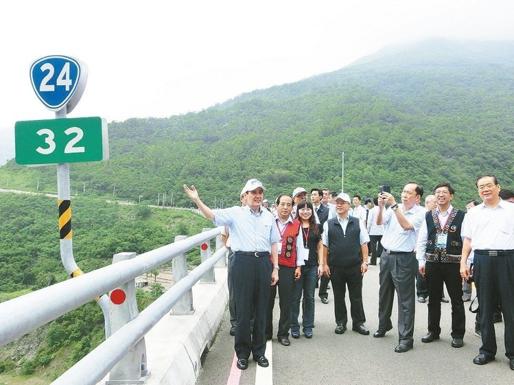 馬英九視察災後重建，走上24線32公里的谷川大橋。（《聯合報》　蕭雅娟攝）