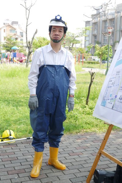 臺南市長賴清德昨天換上青蛙裝，親自帶隊深入北區下水道。（《聯合報》 鄭維真攝）