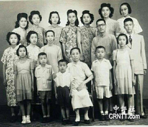 郁慕明臉書曬1946年全家福 尚有9位兄姐在世
