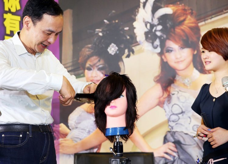 朱立倫暢談技職教育政策 向髮型師請教剪髮技巧（組圖）