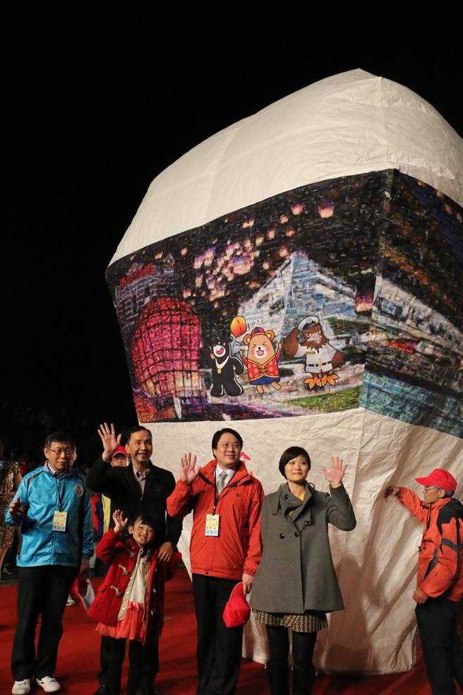 新北市長朱立倫、臺北市長柯文哲、基隆市長林右昌一起施放主燈。