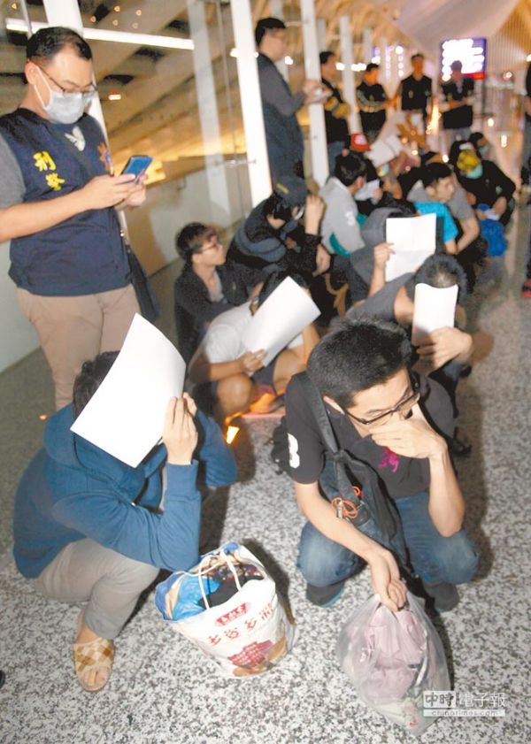 　　在馬來西亞涉詐騙的20名臺灣嫌犯，遭馬來西亞驅逐出境搭機返臺。