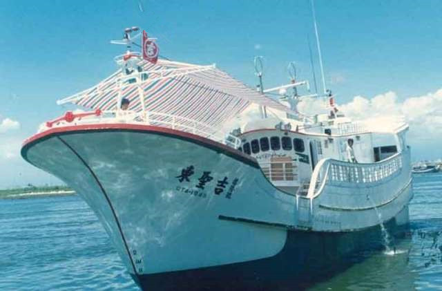 琉球籍漁船東聖吉16號。（圖片來源：臺灣《中國時報》）