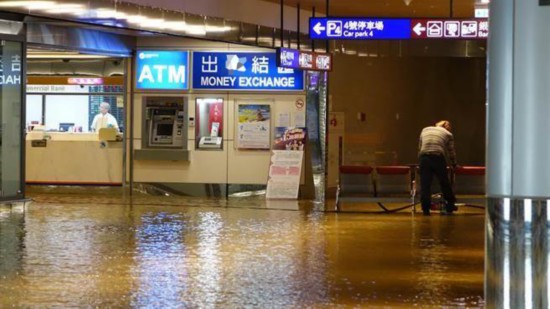 桃園機場2日上午大雨加雷擊，造成機場淹水