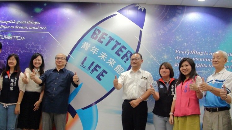 國民黨副主席胡志強（左三）為國民黨高雄市黨部青年未來館揭幕