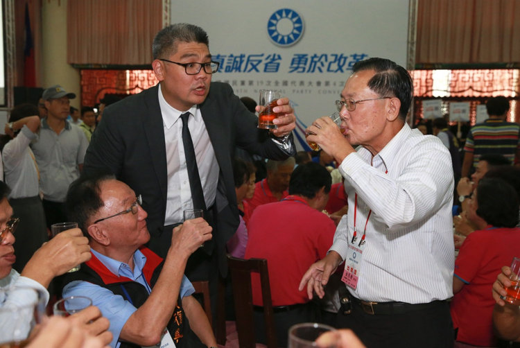 國民黨中央委員連勝文4日出席黨代會，在中午用餐時，頻頻向黨代表們逐桌致意