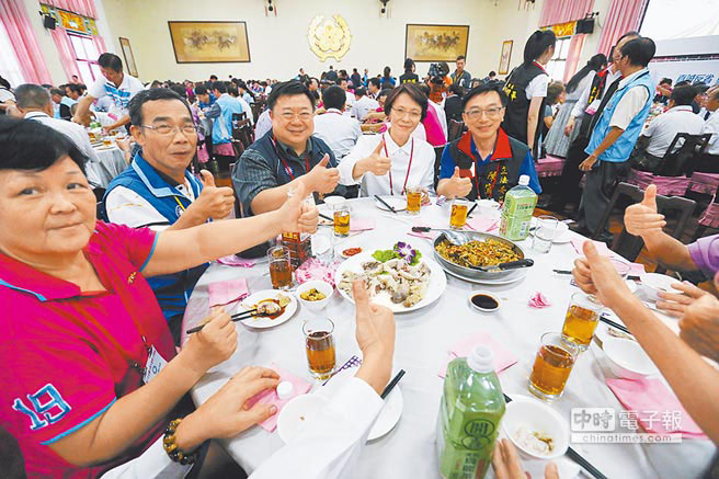 國民黨黨代會為樽節開支，以每桌3000元新台幣價格請北投區農會烹調梅花餐。“立委”陳宜民（右一）、黃昭順（右二）豎起大拇指稱讚菜色美味