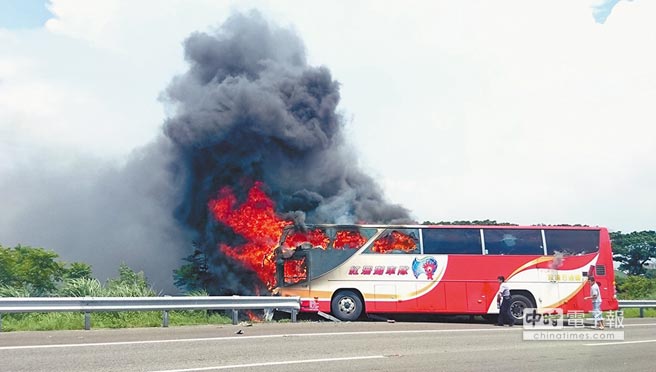 7月19日，陸客遊覽車發生火燒車意外，造成26人死亡。（圖片來源：臺灣《中國時報》）