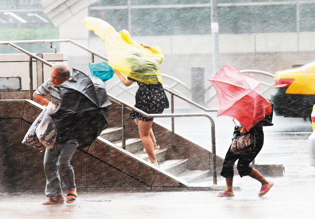 “鲇魚”颱風挾帶強風豪雨，各地頻傳災情