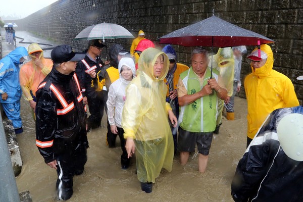 賴清德宣佈因大雨可再停課　網友批：説好的治水呢