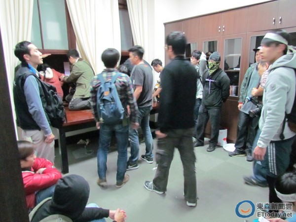“太陽花學運”期間攻佔“行政院”的126名學生，在林全接任“行政院長”後獲得撤告