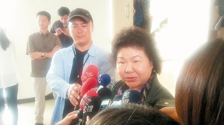 高雄市長陳菊(中)表示，她以最多數人利益為政策考量，若被攻擊，她會承擔。（圖片來源：臺灣《聯合晚報》）