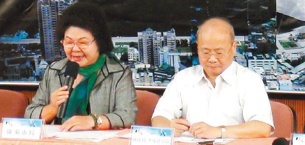 高雄市長陳菊（左）曾率時任高雄財政局長和李瑞倉舉行記者會
