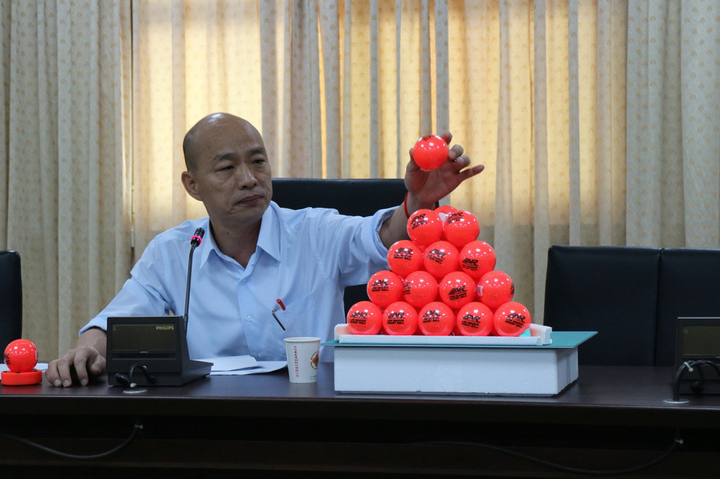 臺北農産公司總經理韓國瑜25日下午開記者會表示，如果他的績效不好、操守不好，他就把曲棍球吃掉