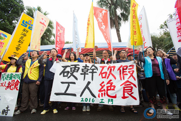 工鬥團體“立法院”外絕食抗議。（圖片來源：臺灣東森新聞雲）