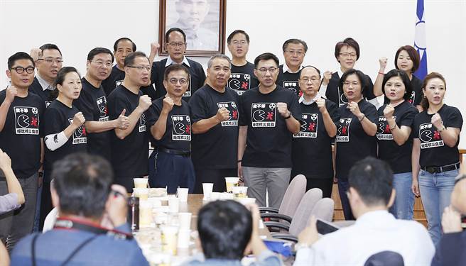 國民黨“立委”在18日“立法院”黨團大會開始前，換穿“我不笨，拒吃核災食品”黑色T恤