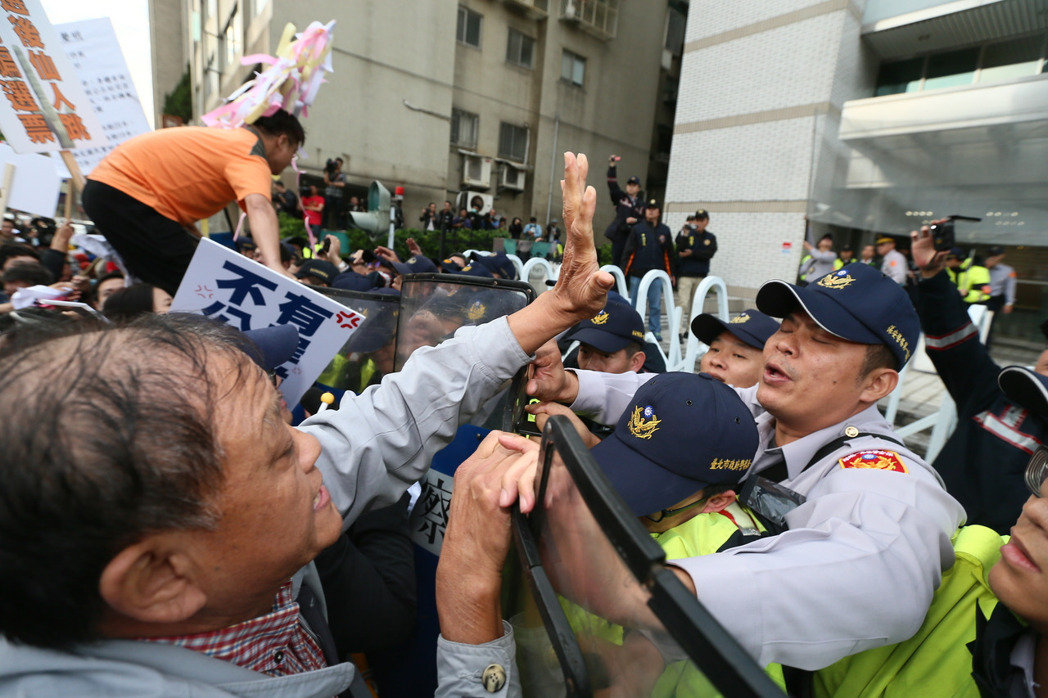 國民黨支援者29日下午從黨部出發，帶著抗議標語一路步行至“黨産會”門口，在高喊口號後衝向“黨産會”門口，與警方爆發推擠衝突