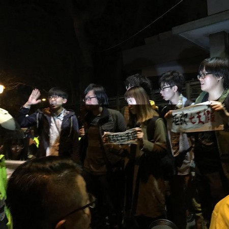 臺青年團體夜襲蔡英文官邸抗議並宣告與民進黨決裂