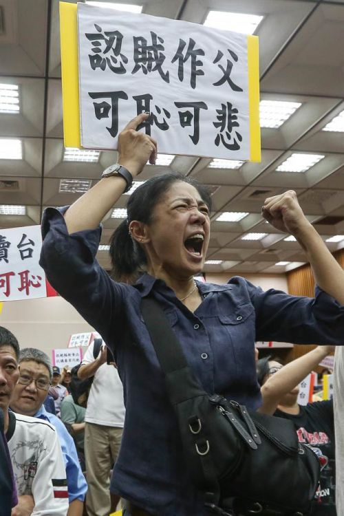 圖為臺灣民眾抗議民進黨企圖開放核災食品政策。（圖片來源網路）