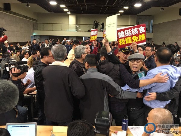 臺灣25日舉辦核災食品公聽會，場內外爆發嚴重衝突