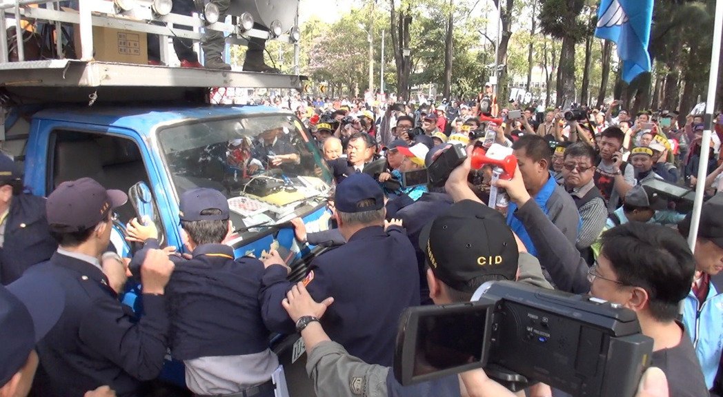 臺灣年金改革座談會爆發警民衝突 抗議民眾驅車攻門