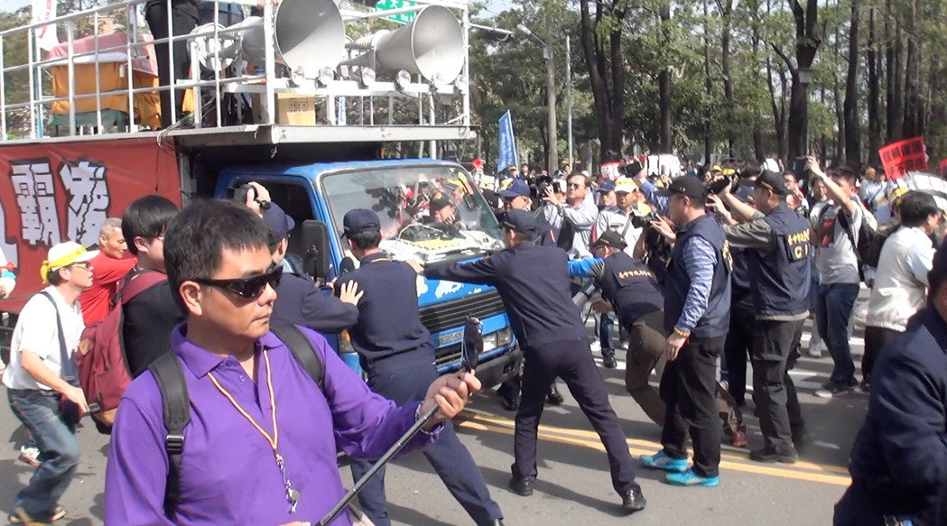 臺灣年金改革座談會爆發警民衝突 抗議民眾驅車攻門