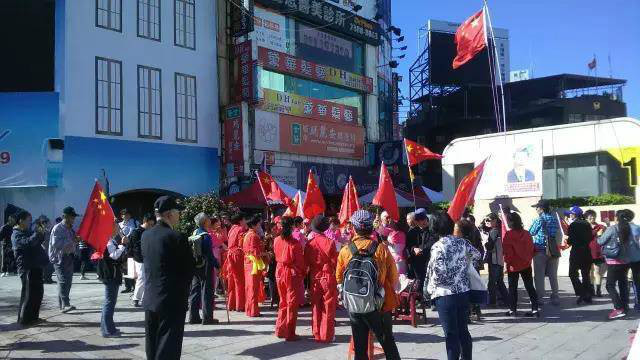 2017年元旦，臺灣多地群眾升起五星紅旗。