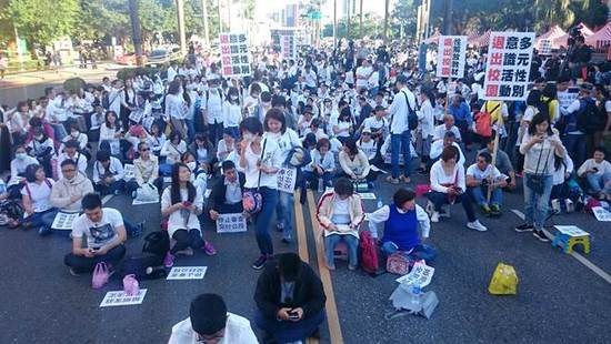 臺灣反“同婚”民眾再圍“立法院”抗議陳情
