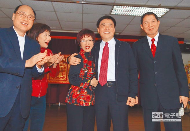 國民黨主席洪秀柱（左三）與副主席郝龍斌（右二）兩人大方抱抱營造團結氣氛
