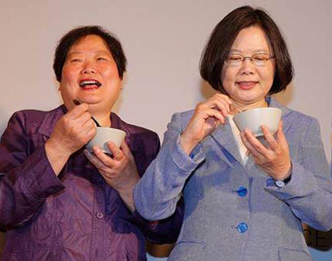 蔡英文表姐林美珠（左）將接掌“勞動部長”，遭網友酸