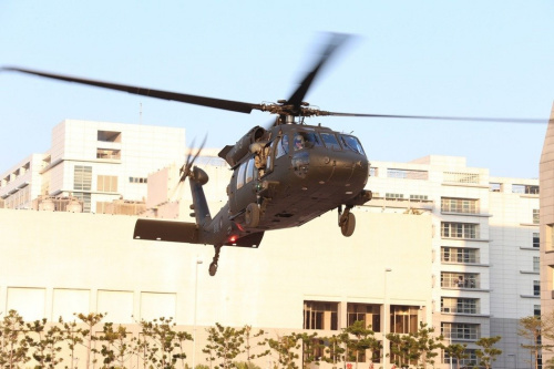 臺灣陸軍UH-60M型直升機降落臺當局防務部門博愛營區。(圖：臺灣《聯合報》)