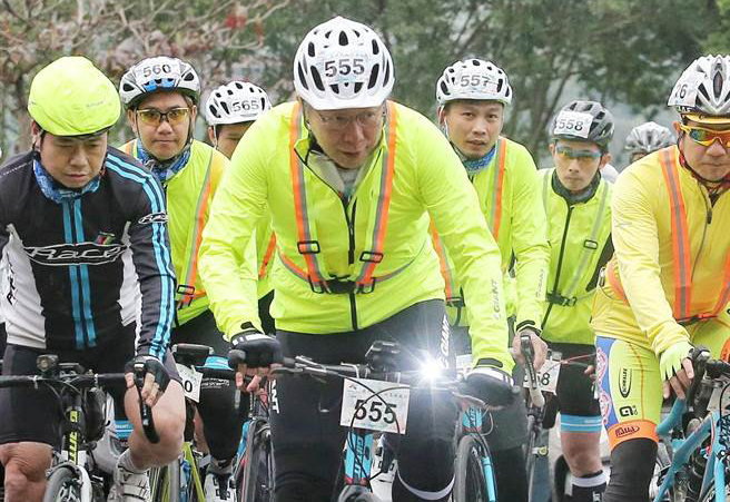 臺北市長柯文哲參加“2017我們一起北高挑戰行活動”，陪同挑戰者騎車