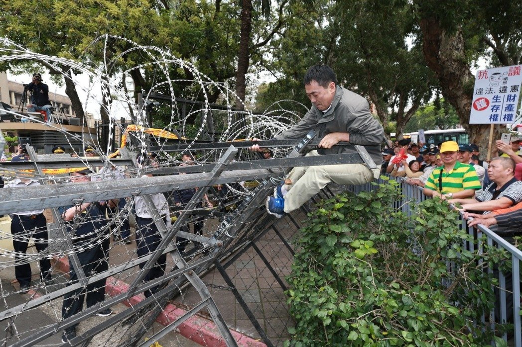 臺灣抗議群眾六路圍攻臺當局機關