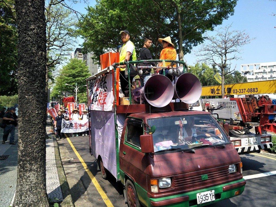 臺灣勞工團體為爭年金保障 勞動節上街遊行嗆蔡英文