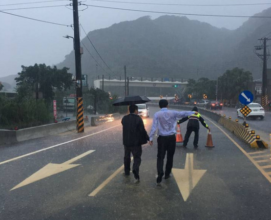 黃國昌勘災不撐傘、不穿雨衣 網友諷刺“演很大”