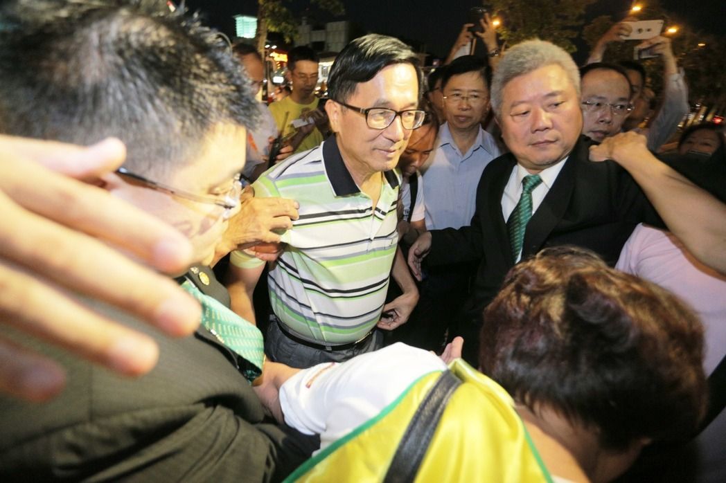 黨內強逼"特赦"扁 藍提醒蔡英文:要跟貪污犯站一起嗎