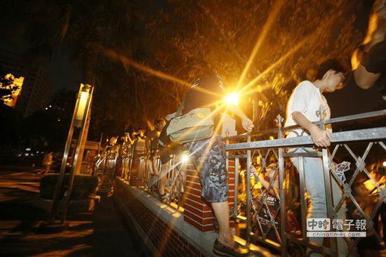 “反課綱”抗議學生攀爬圍墻衝撞臺灣立法機構。