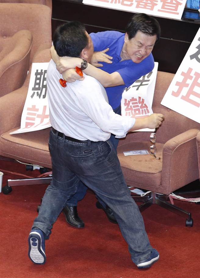 國民黨“立委”費鴻泰（右）與民進黨“立委”李俊俋（左）相互扭打