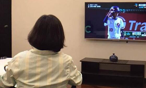 蔡英文昨晚曬出自己在電視機前觀看球賽的照片
