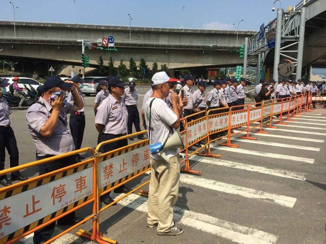 民進黨開會佈置大批警力頂烈陽戒備 陳抗團體零星現身