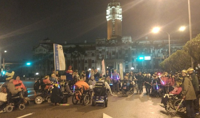臺灣身障團體深夜至蔡英文辦公室所在地抗議