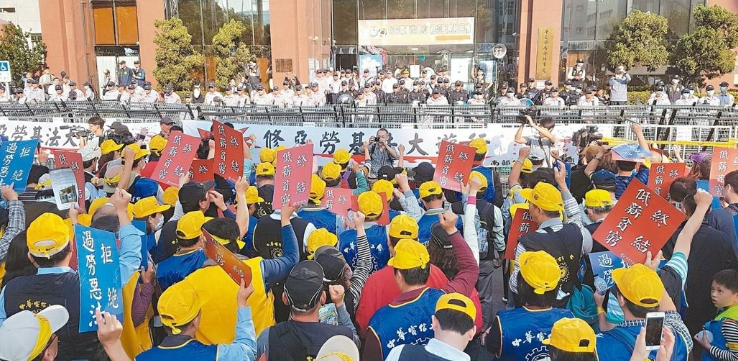 高雄3萬勞工大遊行抗議臺當局“過勞死”修正案