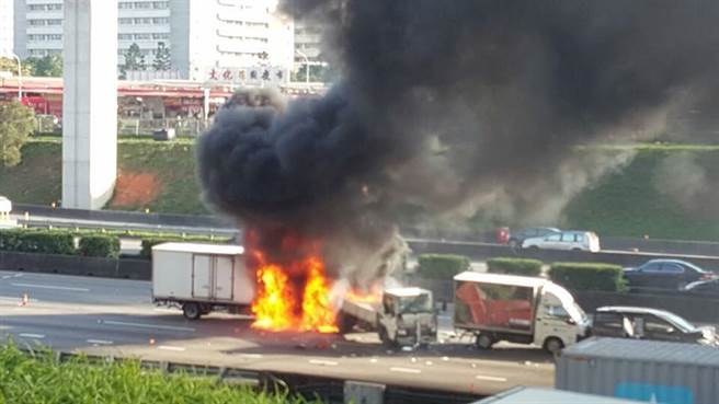 臺灣高速公路發生火燒車事故 6車連環撞3人死亡